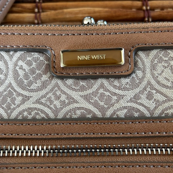 Stylish Tan and Cream Crossbody Bag Nine West - Picture 2 of 14